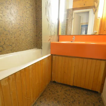 Lägenhet Pour 4 Personnes Avec Balcon Sud, Au Pied Des Pistes, Centre Des Menuires - Fr-1-452-99 *